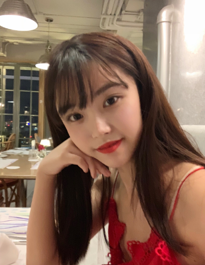 好可爱的小姐姐齐刘海长发亚洲美女自拍照图片