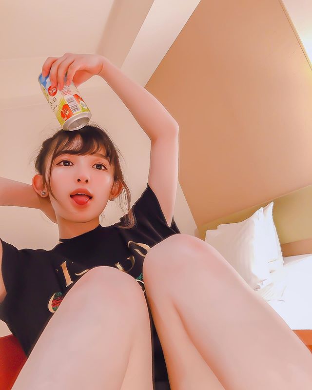 喝汽水的清纯可爱mm美女美腿图片 2