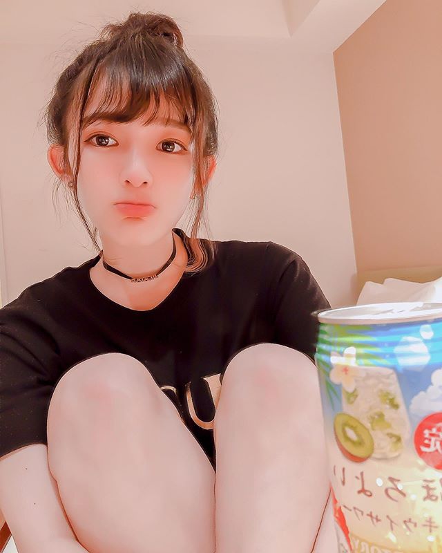 喝汽水的清纯可爱mm美女美腿图片 3
