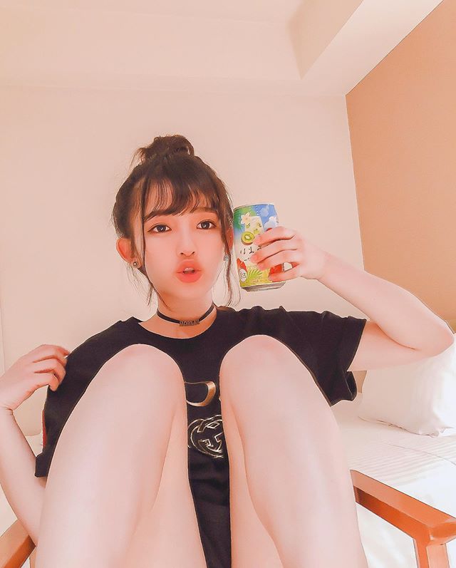 喝汽水的清纯可爱mm美女美腿图片 4
