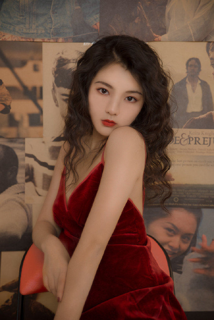 性感红唇大波浪吊带裙美女复古图片 2