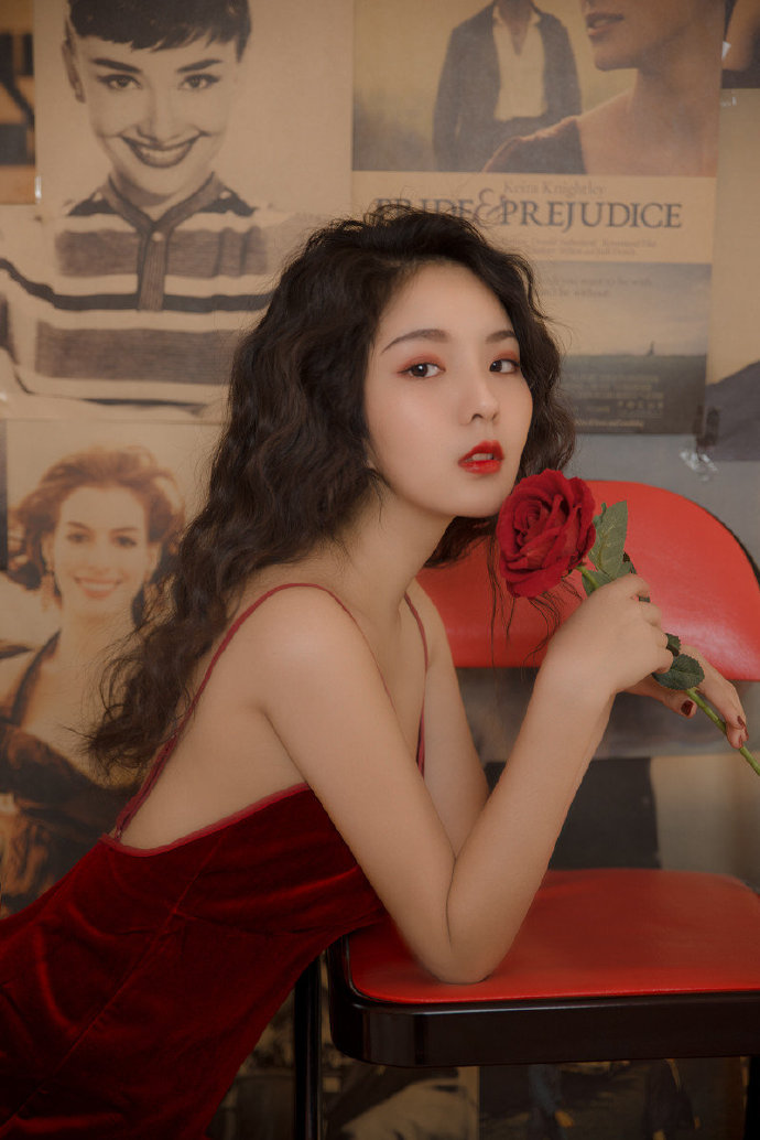 性感红唇大波浪吊带裙美女复古图片 6