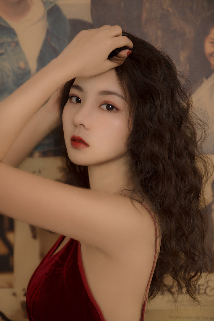 性感红唇大波浪吊带裙美女复古图片 7