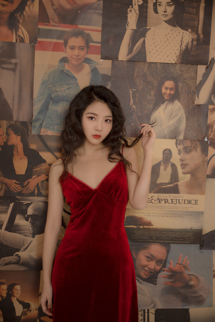 性感红唇大波浪吊带裙美女复古图片 8