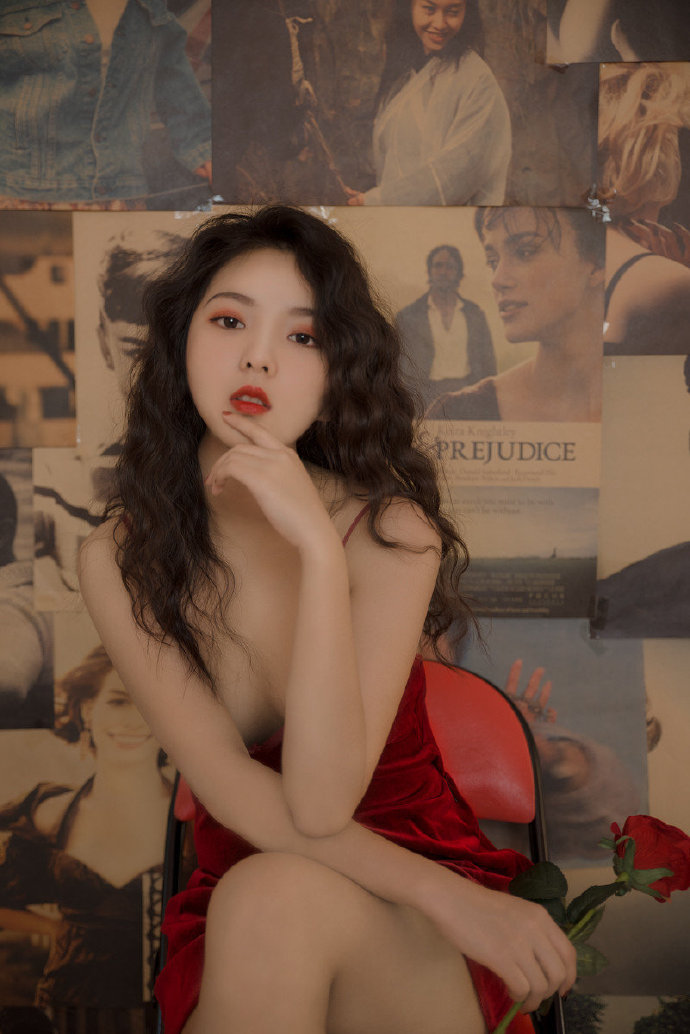 性感红唇大波浪吊带裙美女复古图片 9