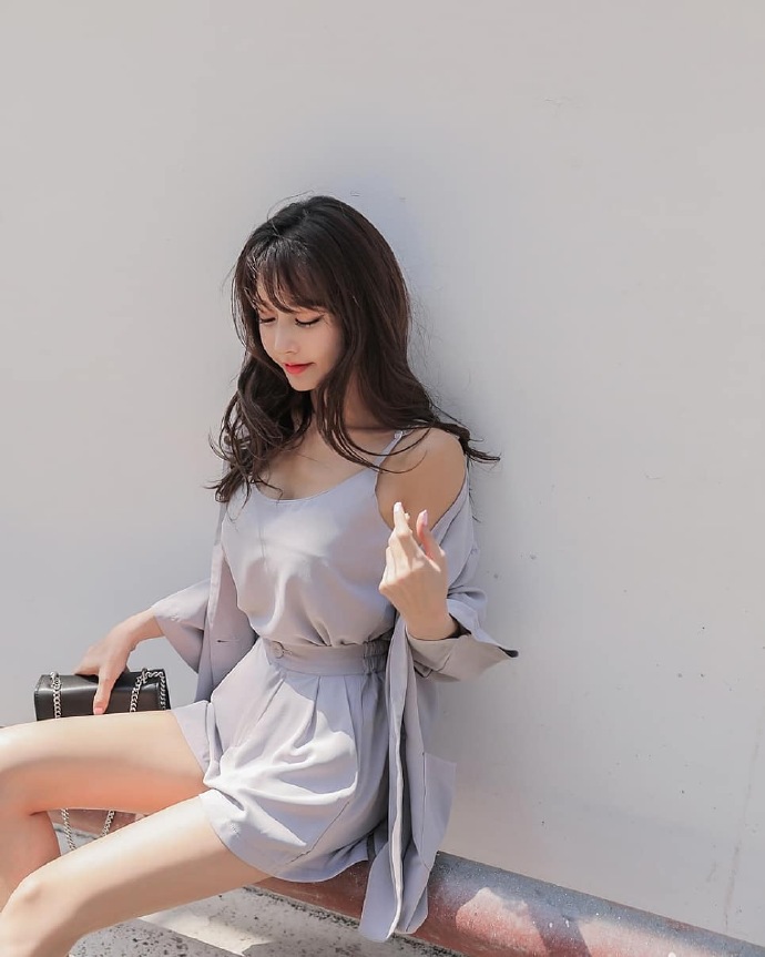 大长腿高颜值小清新街拍美女图片 5