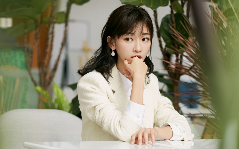 优雅迷人的美女明星吴谨言桌面壁纸图片 2