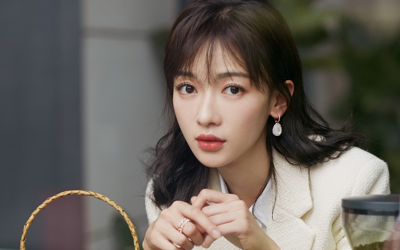 优雅迷人的美女明星吴谨言桌面壁纸图片 3
