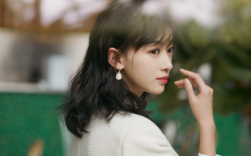 优雅迷人的美女明星吴谨言桌面壁纸图片 4