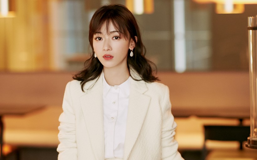 优雅迷人的美女明星吴谨言桌面壁纸图片 5