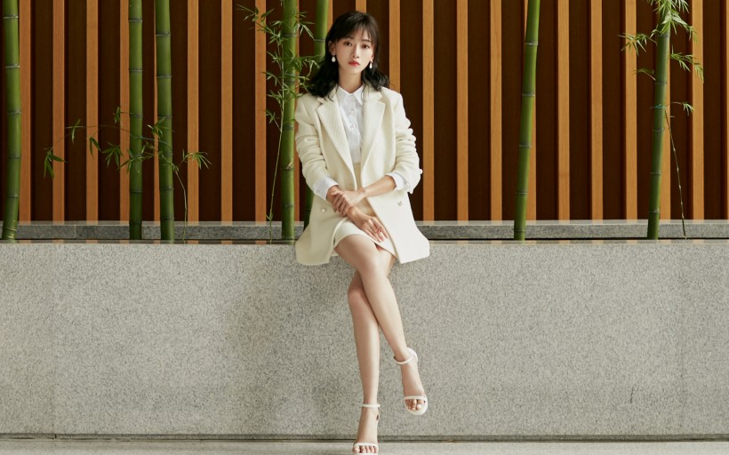 优雅迷人的美女明星吴谨言桌面壁纸图片 6