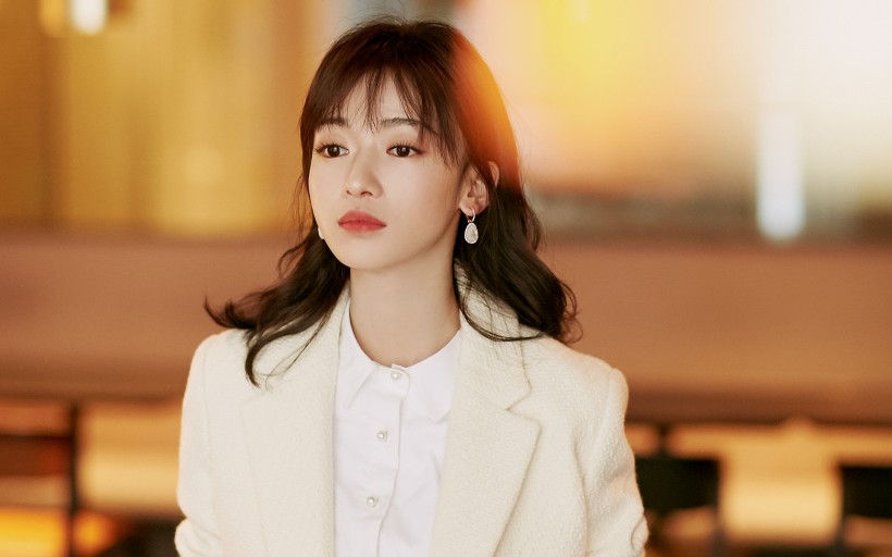 优雅迷人的美女明星吴谨言桌面壁纸图片 7