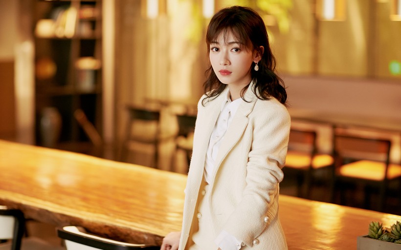优雅迷人的美女明星吴谨言桌面壁纸图片 9