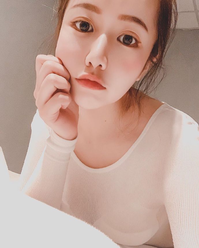 白嫩肌肤可爱美女自拍照图片