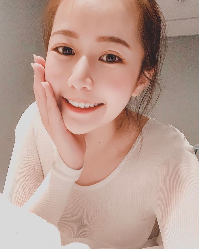 白嫩肌肤可爱美女自拍照图片 2