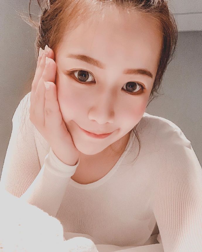 白嫩肌肤可爱美女自拍照图片 3
