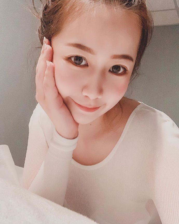 白嫩肌肤可爱美女自拍照图片 4
