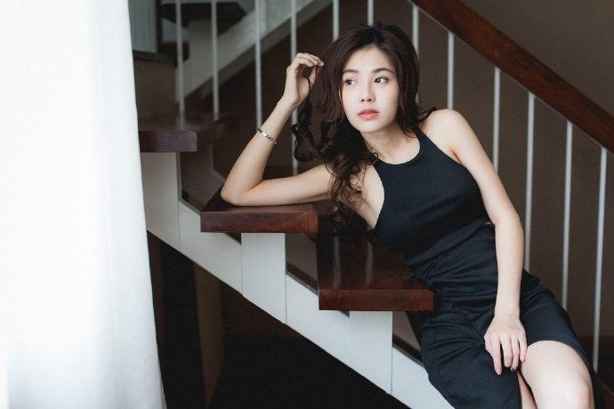 青春养眼的气质美女黑色连衣裙写真图片 3
