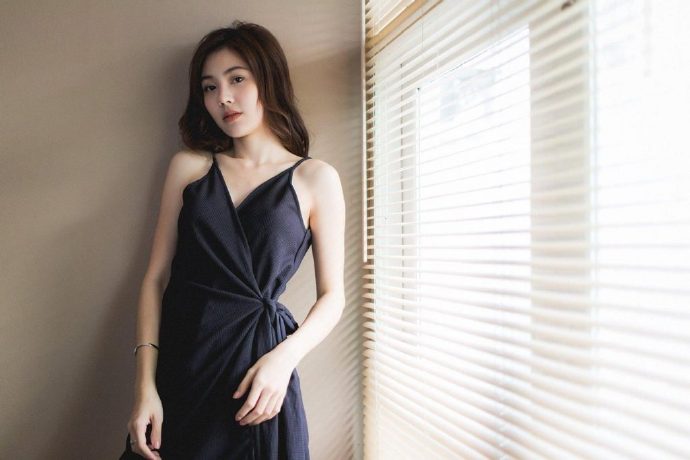 青春养眼的气质美女黑色连衣裙写真图片 9