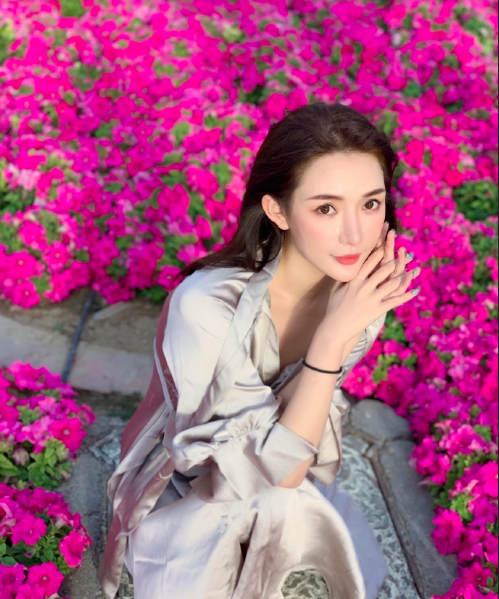 气质美女丝绸睡衣写真图片 5