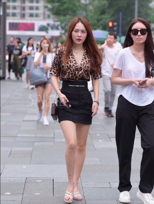 性感豹纹美女街拍图片 7