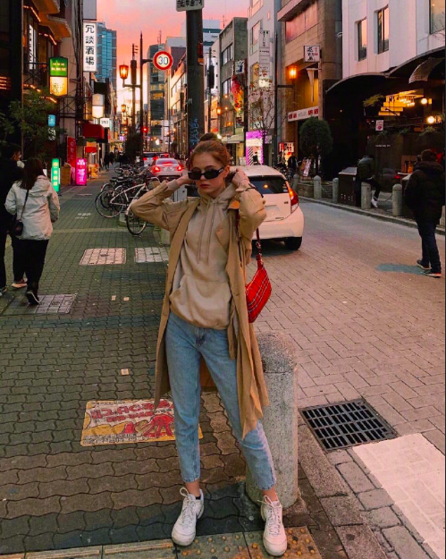在日本的俄罗斯美女模特小姐姐的街头服装搭配图片 5