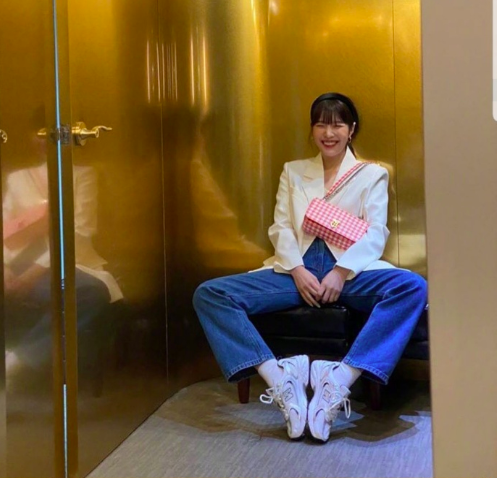 港风气质韩国美女明星朴秀荣Joy抓拍式日常照图片 2