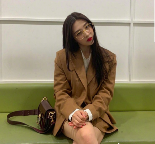 港风气质韩国美女明星朴秀荣Joy抓拍式日常照图片 7