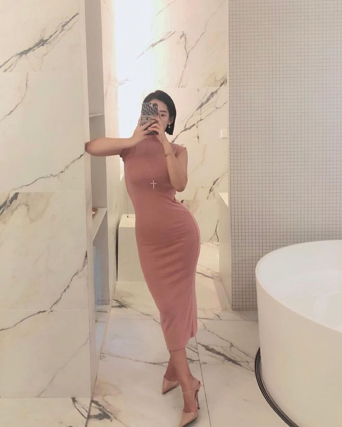 凹凸有致的粉色连衣裙美女美臀图片 3