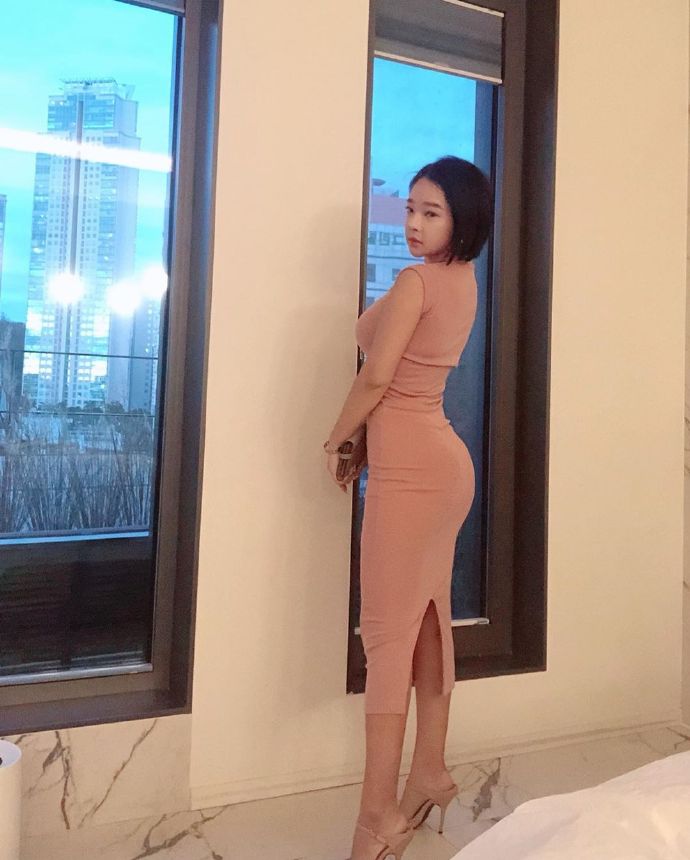 凹凸有致的粉色连衣裙美女美臀图片 4