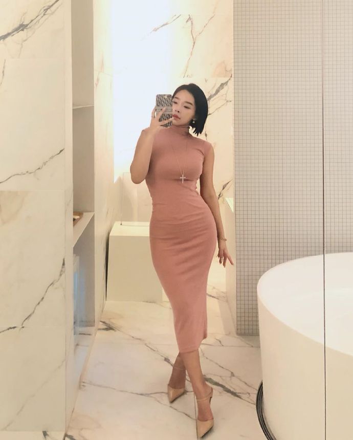 凹凸有致的粉色连衣裙美女美臀图片 5