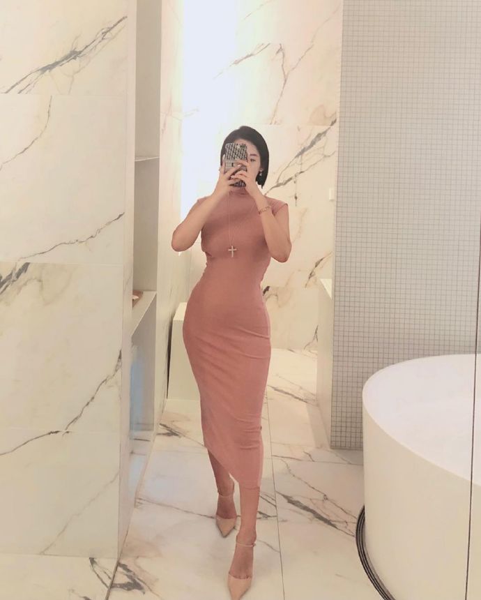 凹凸有致的粉色连衣裙美女美臀图片 8