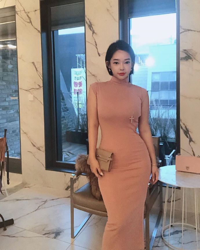 凹凸有致的粉色连衣裙美女美臀图片 9