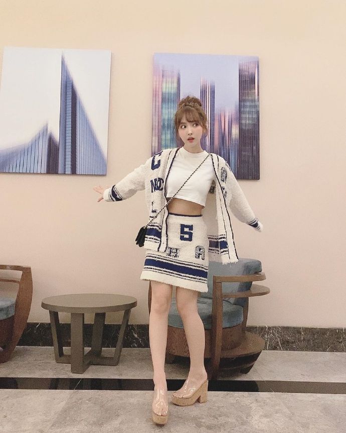 皮肤白皙可爱到爆的韩系清纯美女图片 3