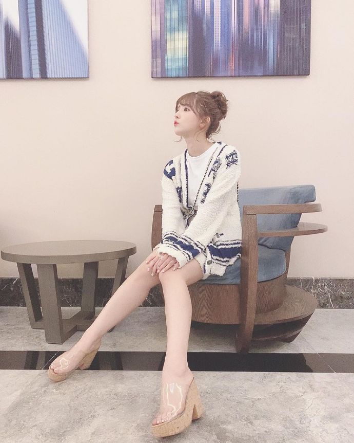 皮肤白皙可爱到爆的韩系清纯美女图片 4