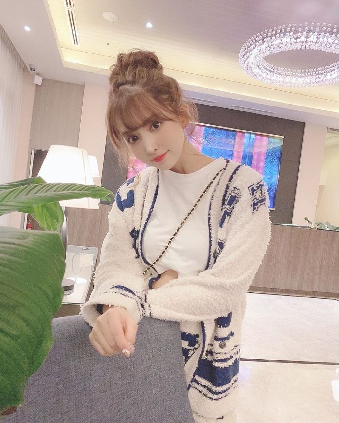 皮肤白皙可爱到爆的韩系清纯美女图片 6