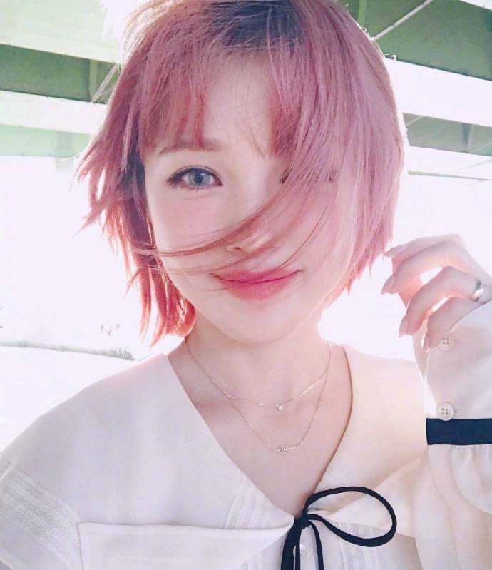 高颜值粉红色短发美女图片