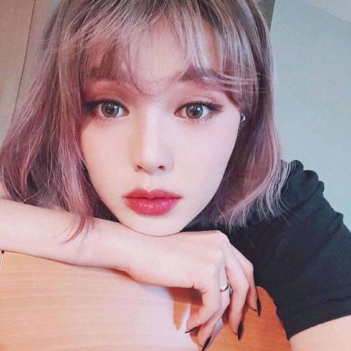高颜值粉红色短发美女图片 2