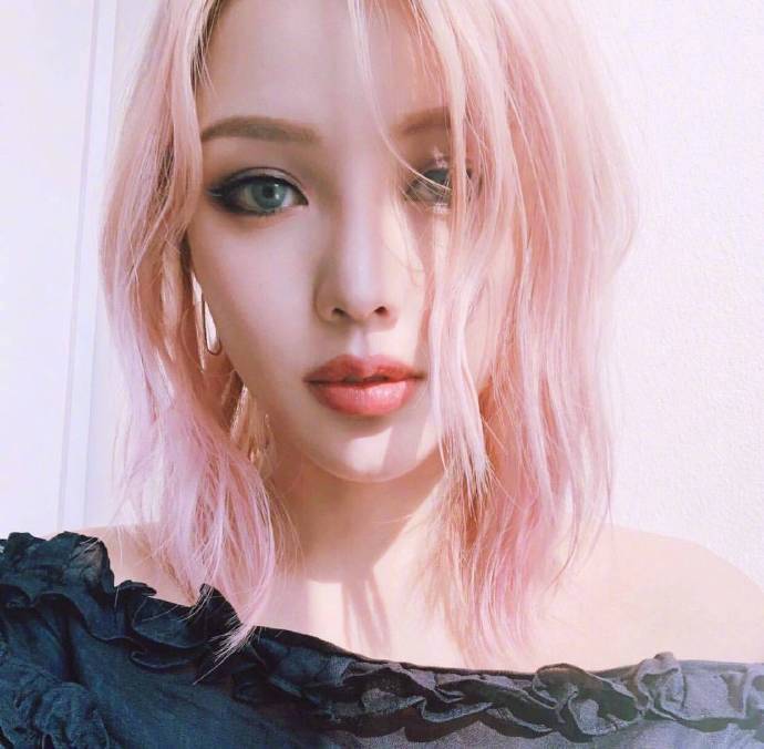 高颜值粉红色短发美女图片 3