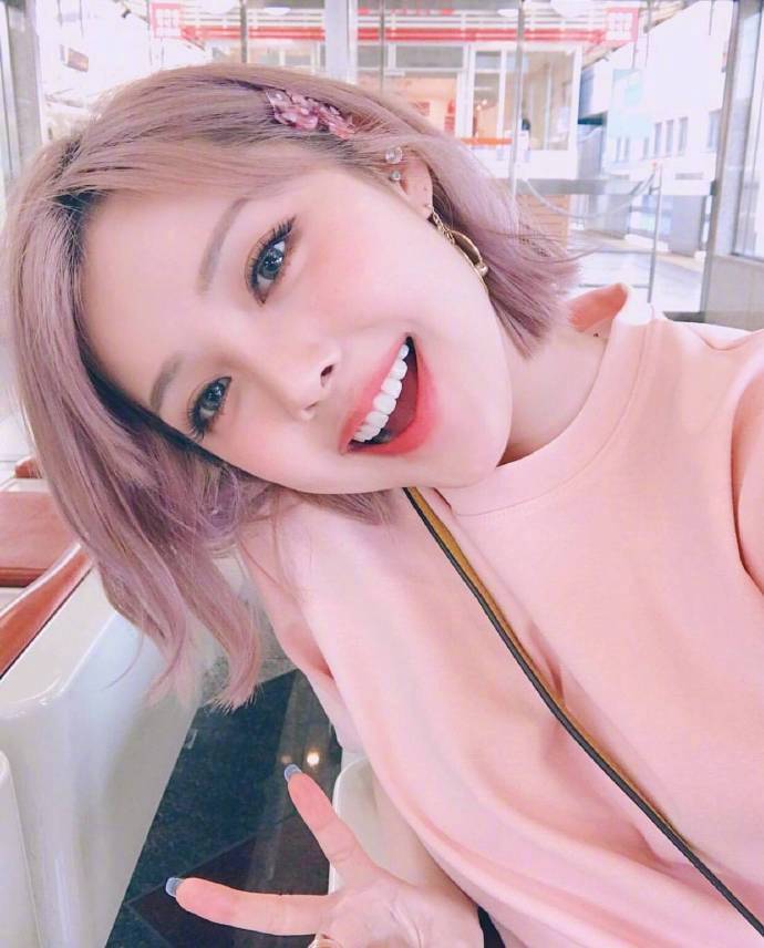 高颜值粉红色短发美女图片 4