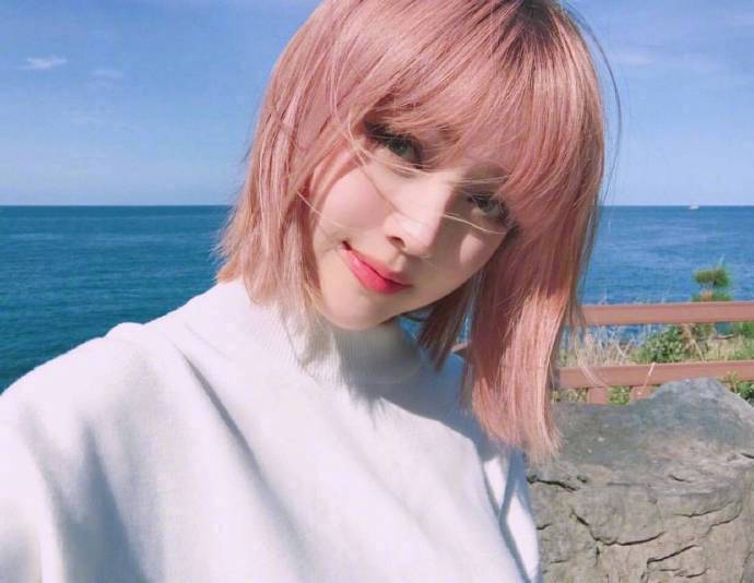 高颜值粉红色短发美女图片 5