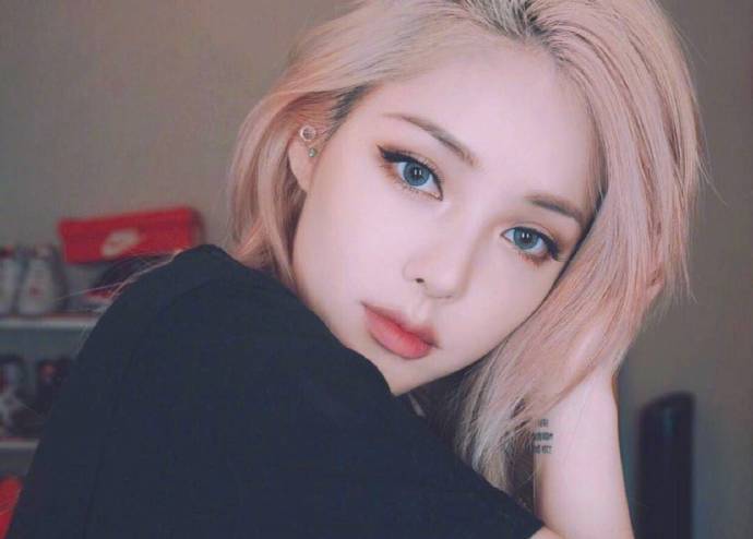 高颜值粉红色短发美女图片 6