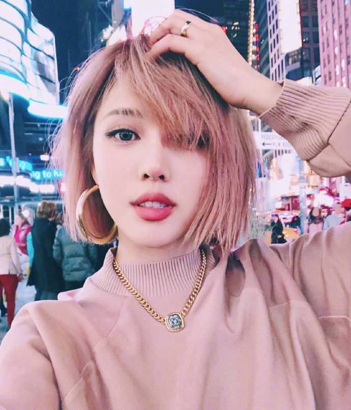高颜值粉红色短发美女图片 7