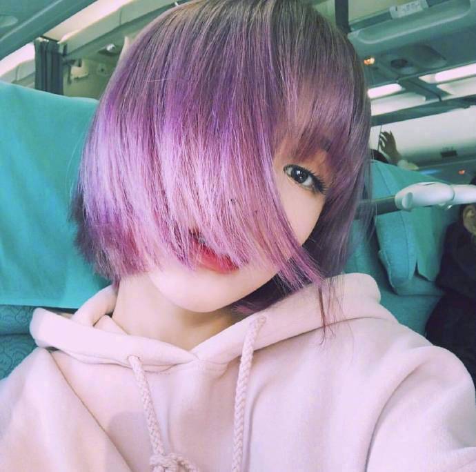 高颜值粉红色短发美女图片 8