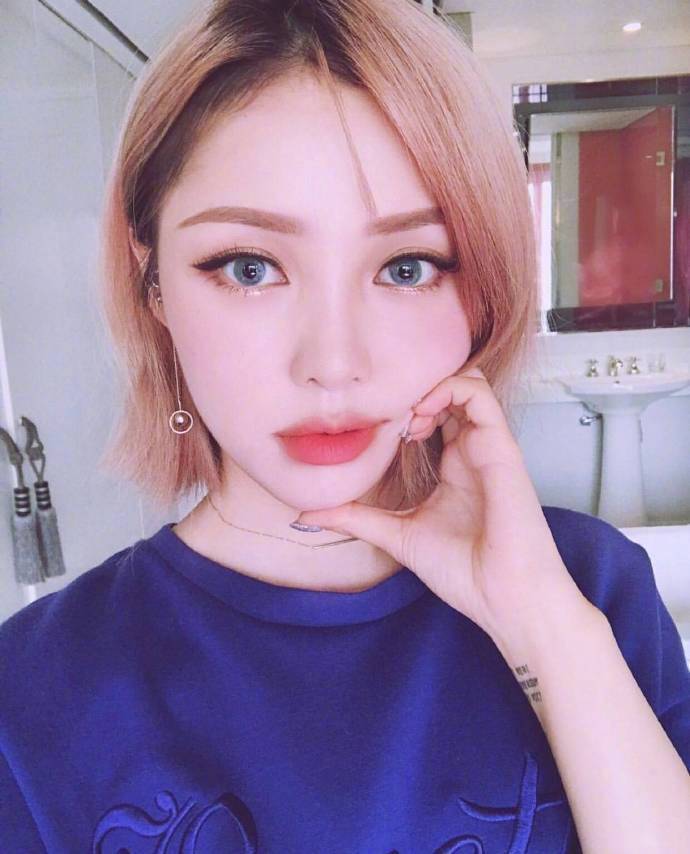 高颜值粉红色短发美女图片 9