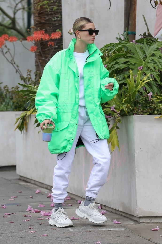 欧美超模Hailey Baldwin绿色外套搭配街拍图片 6