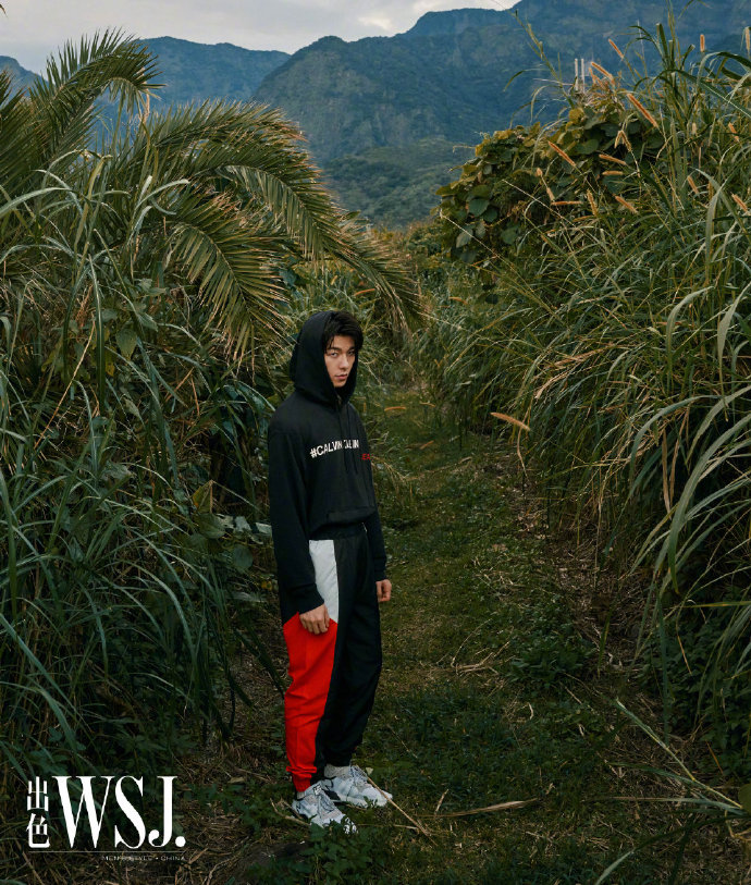 台湾男演员许光汉《出色WSJ.》海边写真大片 9