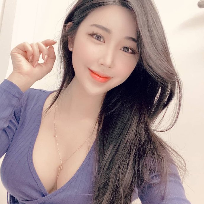 极品淑女长发飘飘露乳沟诱惑自拍照图片