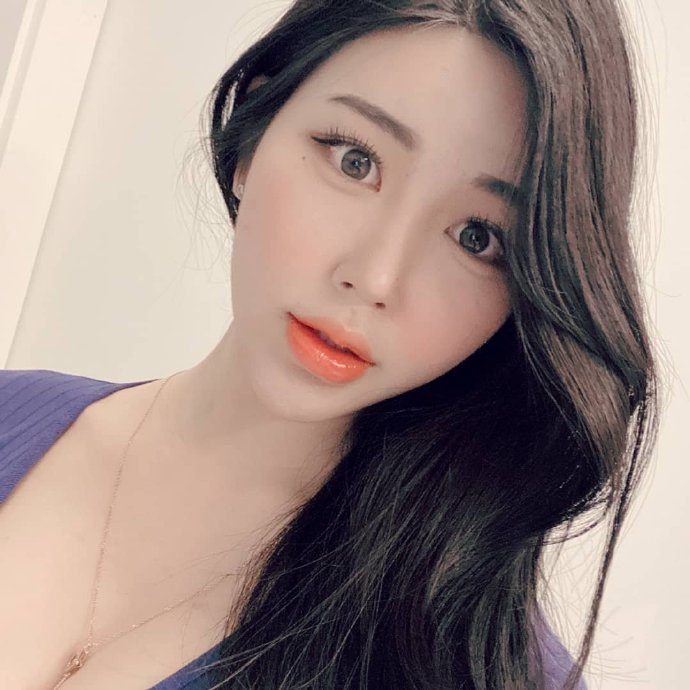 极品淑女长发飘飘露乳沟诱惑自拍照图片 4