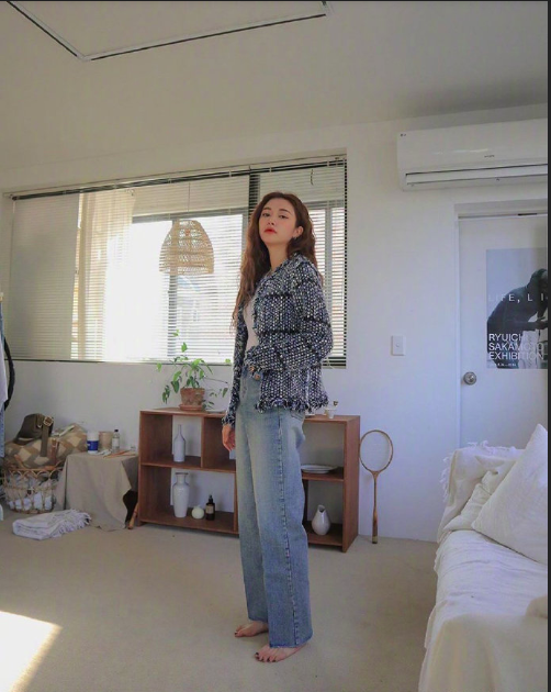 个性有魅力的时髦女生春装搭配图片 3